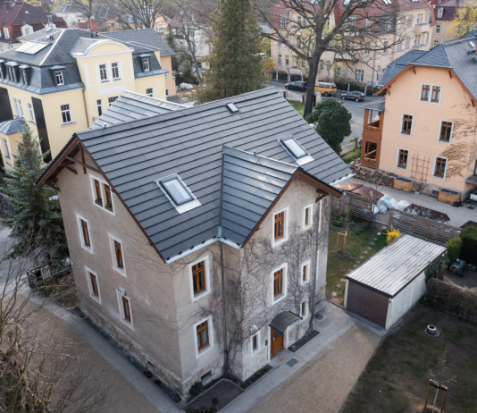 Altes Haus mit modernem, nicht ersichtlichen Solardach in Dresden