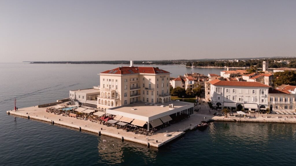 Nachhaltig saniert: das BO Hotel Palazzo in Poreč als Baudenkmal mit Zukunft Das BO Hotel Palazzo in erster Meereslage im historischen Stadtkern von Poreč, Istrien.
